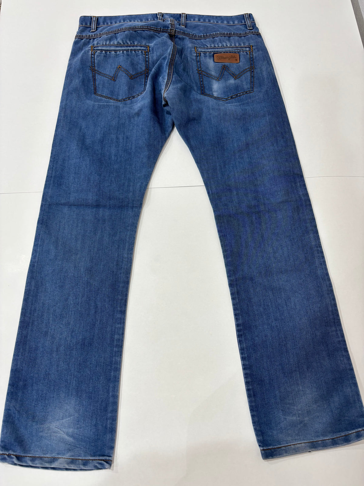 Wrangler Straight Fit Medium Wash Preowned Men’s Jeans